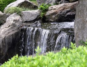 Zo kun je goedkoop een waterval in je tuin maken